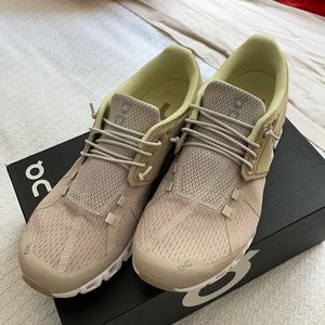 On-running women’s cloud sneaker Sand/Pearl